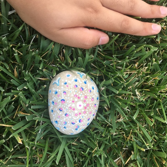 Cutely decorates grey artistic rock - Picture 5 of 5